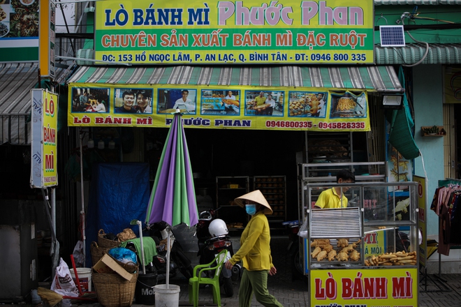 Bánh mì hình con cá sấu, ngựa, cua thu hút sự hiếu kỳ của nhiều người tại TP.HCM - Ảnh 1.