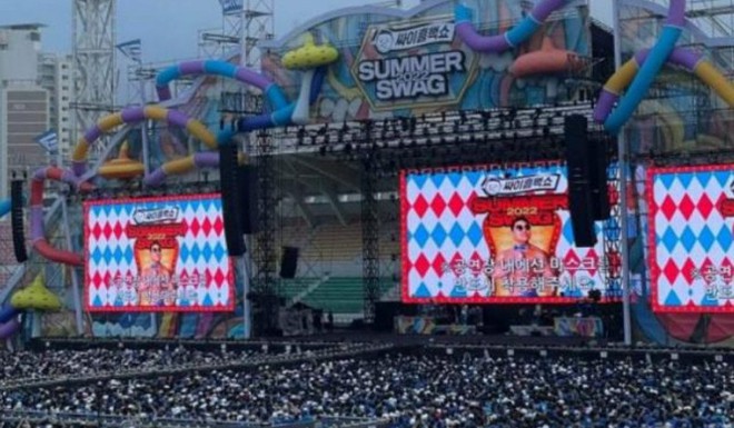 PSY v&agrave; chuỗi concert li&ecirc;n tục gặp sự cố: Một nh&acirc;n vi&ecirc;n bị tai nạn qua đời, h&agrave;ng loạt kh&aacute;n giả mắc Covid-19 - Ảnh 2.