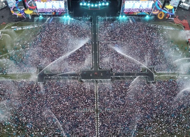 PSY v&agrave; chuỗi concert li&ecirc;n tục gặp sự cố: Một nh&acirc;n vi&ecirc;n bị tai nạn qua đời, h&agrave;ng loạt kh&aacute;n giả mắc Covid-19 - Ảnh 4.