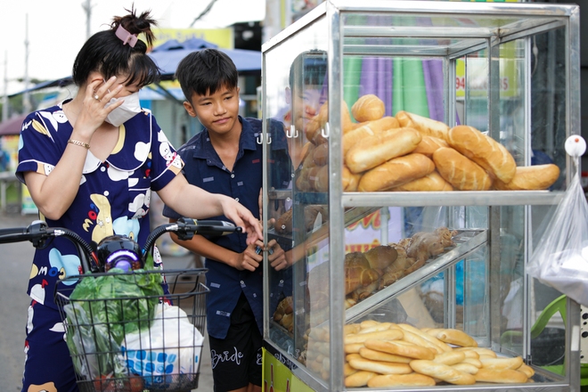 Bánh mì hình con cá sấu, ngựa, cua thu hút sự hiếu kỳ của nhiều người tại TP.HCM - Ảnh 11.