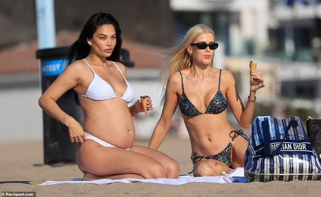 Siêu mẫu nội y Shanina Shaik bầu vượt mặt vẫn quyến rũ khó cưỡng với bikini - Ảnh 4.