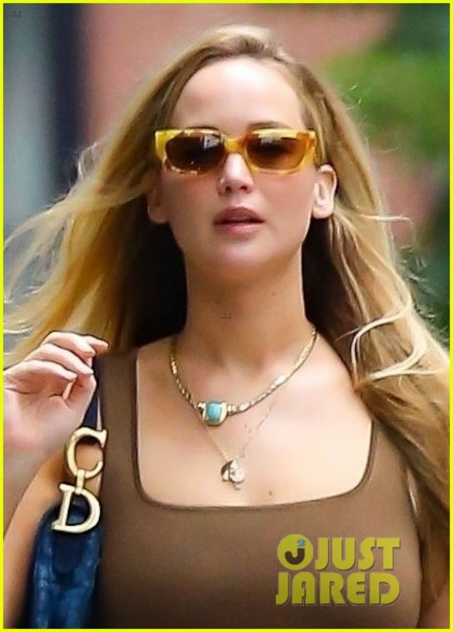 Jennifer Lawrence diện đồ hiệu, đeo trang sức đắt giá đi chơi cùng bạn bè - Ảnh 3.