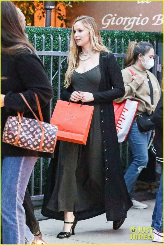 Jennifer Lawrence diện đồ hiệu, đeo trang sức đắt giá đi chơi cùng bạn bè - Ảnh 7.