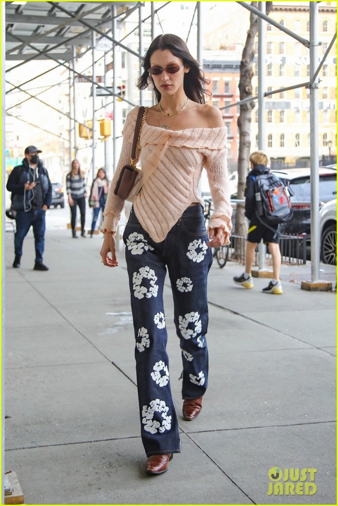 Ch&acirc;n d&agrave;i Bella Hadid t&aacute;i xuất gợi cảm ở s&acirc;n bay - Ảnh 8.