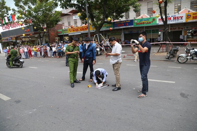 Vụ mang súng AK cướp tiệm vàng: Công an đề nghị người dân trả lại vàng đã nhặt - Ảnh 5.