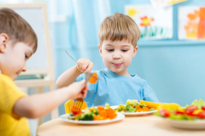 Bác sĩ mách mẹ: 9 mẹo đối phó với trẻ thích ngậm đồ ăn - Ảnh 3.