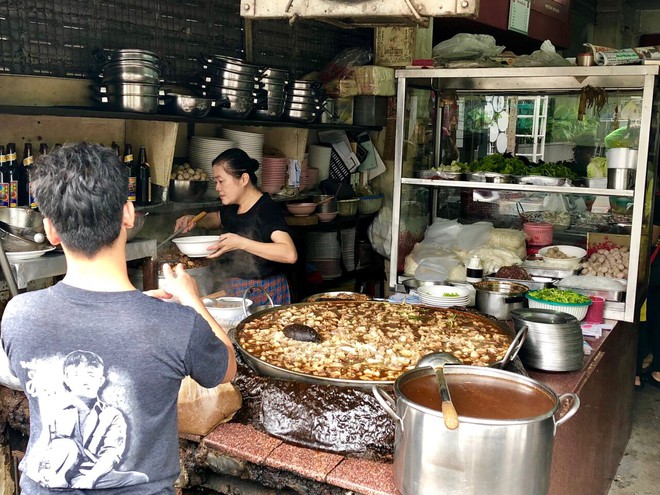 Nhà hàng nổi tiếng vì nồi nước dùng khổng lồ hầm đi hầm lại gần 50 năm, nước tràn đặc quánh thành tảng vẫn hút khách xếp hàng - Ảnh 1.