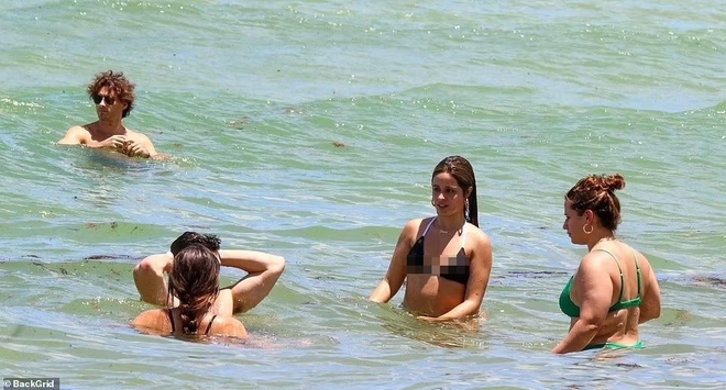 Camila Cabello mặc bikini bé xíu khoe body mũm mĩm, thân thiết với trai lạ trên biển - Ảnh 4.