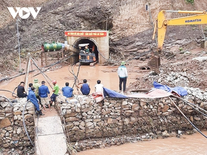 Nỗ lực giải cứu công nhân bị lũ cuốn trôi vào hầm thủy điện ở Điện Biên - Ảnh 1.