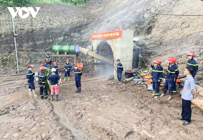 Nỗ lực giải cứu công nhân bị lũ cuốn trôi vào hầm thủy điện ở Điện Biên - Ảnh 2.