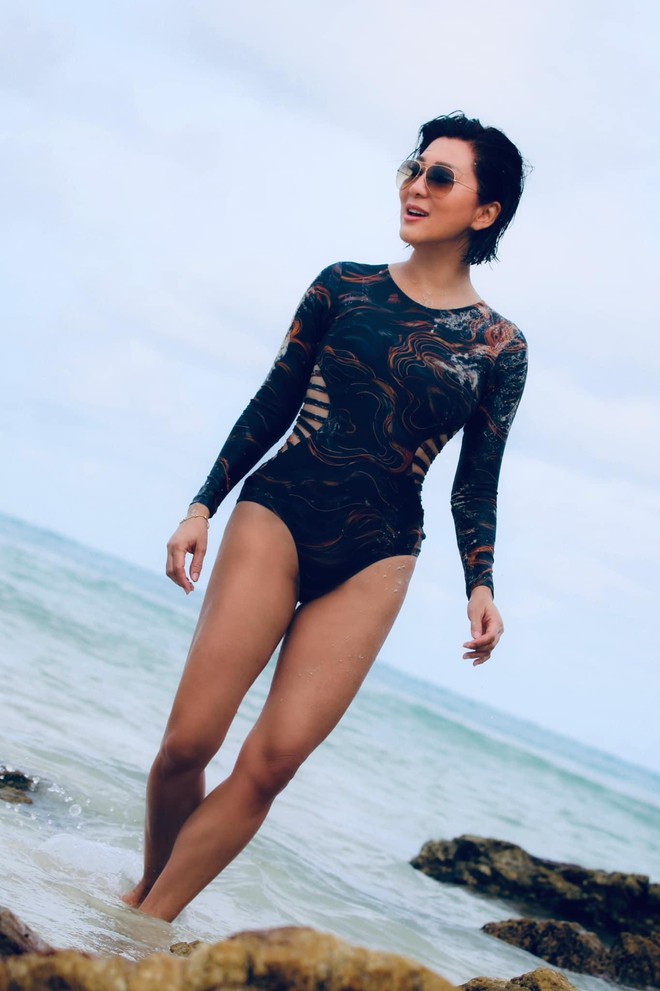 MC Kỳ Duy&ecirc;n khoe d&aacute;ng đẹp như mơ với &aacute;o tắm ở tuổi 57 - Ảnh 2.