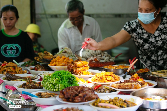 Hàng cơm trưa nổi tiếng phục vụ các đại gia công sở, toàn sếp chạy ô tô, tay ga đắt tiền sẵn sàng nhẹ nhàng chi mỗi ngày 100k - 200k/suất cơm - Ảnh 1.