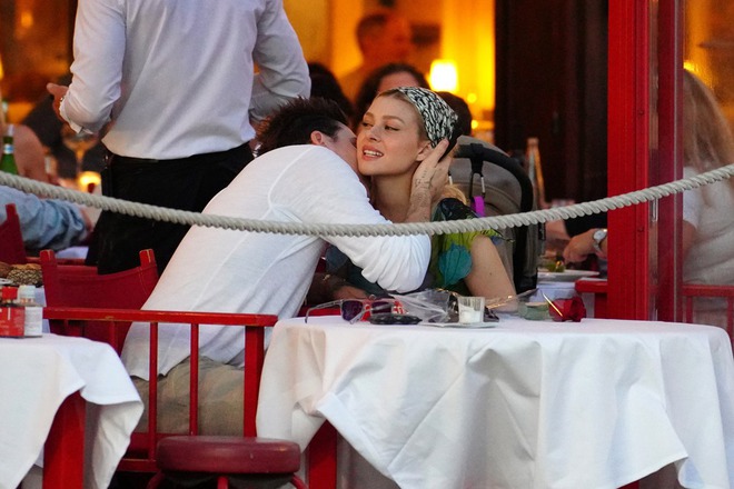 Brooklyn Beckham ôm hôn vợ xinh nơi công cộng - Ảnh 1.