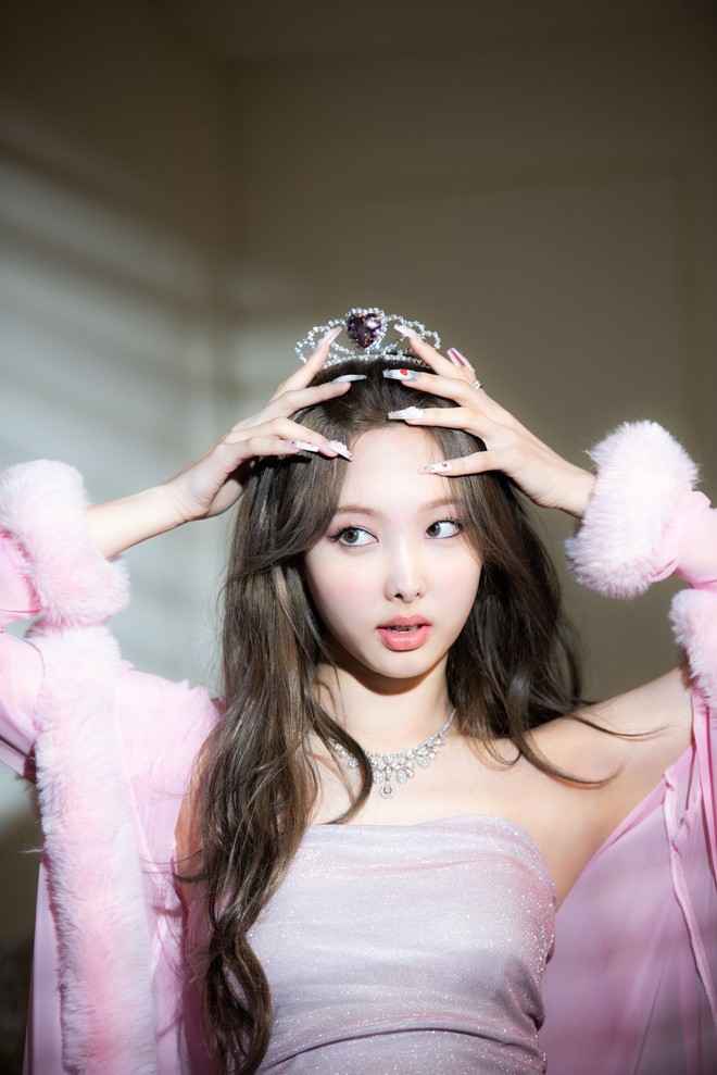 TWICE hay bị mặc trang phục dìm hàng nhưng Nayeon solo thì lại khác: Chưa bao giờ nghĩ JYP lại cho idol mặc đẹp như vậy! - Ảnh 13.