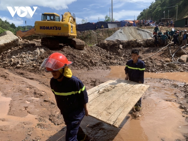 Nỗ lực giải cứu công nhân bị lũ cuốn trôi vào hầm thủy điện ở Điện Biên - Ảnh 5.
