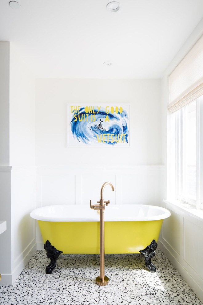 Phòng tắm gia đình thêm phần rực rỡ với điểm nhấn là chiếc bồn tắm đầy màu sắc - Ảnh 5.
