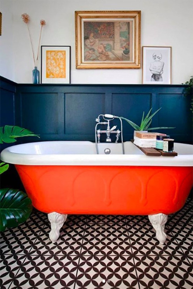 Phòng tắm gia đình thêm phần rực rỡ với điểm nhấn là chiếc bồn tắm đầy màu sắc - Ảnh 6.