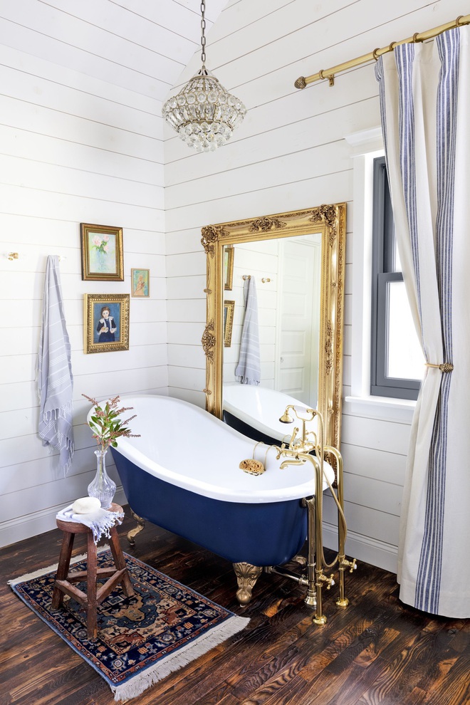 Phòng tắm gia đình thêm phần rực rỡ với điểm nhấn là chiếc bồn tắm đầy màu sắc - Ảnh 8.