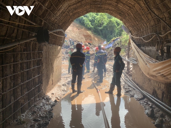 Nỗ lực giải cứu công nhân bị lũ cuốn trôi vào hầm thủy điện ở Điện Biên - Ảnh 9.