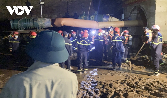 Nỗ lực giải cứu công nhân bị lũ cuốn trôi vào hầm thủy điện ở Điện Biên - Ảnh 10.
