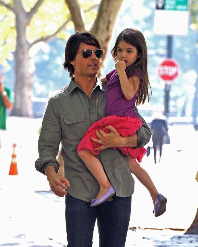 Suri 10 năm sau ngày cùng mẹ thoát khỏi Tom Cruise: Công chúa bỏ vương miện thành tiểu mỹ nhân, sống ra sao khi bị bố xa lánh? - Ảnh 14.