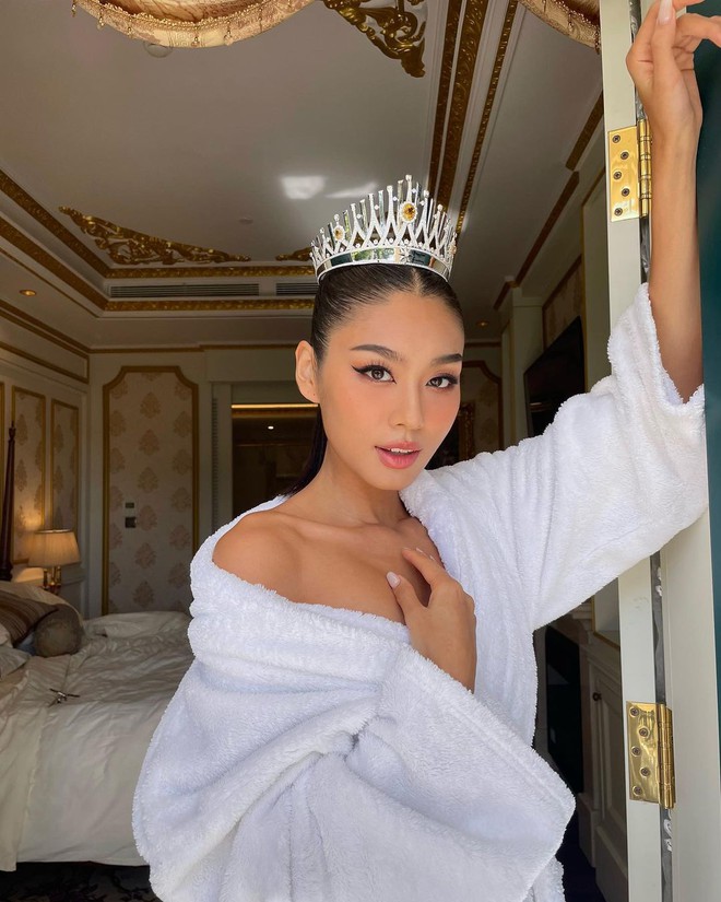 Á hậu Lê Thảo Nhi thần thái kiêu sa, thả dáng quyến rũ với áo choàng tắm gợi cảm - Ảnh 1.