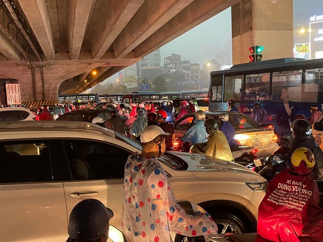 Hà Nội sau trận mưa dông lớn, đường phố hỗn loạn, người tan tầm khó khăn di chuyển về nhà - Ảnh 5.