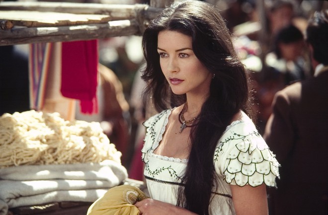 Biểu tượng nhan sắc Hollywood Catherine Zeta-Jones: Cuộc hôn nhân sóng gió gần 2 thập kỷ bên chồng tài tử hơn 25 tuổi - Ảnh 4.