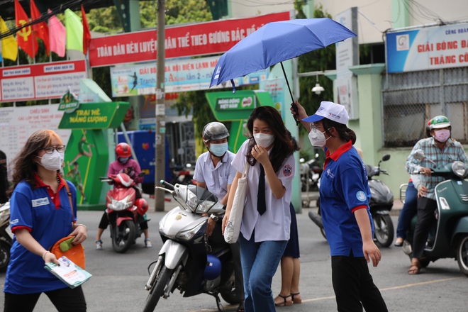 Ảnh, clip: Hơn 1 triệu thí sinh làm thủ tục thi tốt nghiệp THPT 2022, chuẩn bị vượt vũ môn! - Ảnh 18.