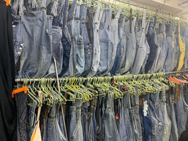 Đi chợ hàng thùng Đông Tác săn váy áo giá rẻ: từ chục nghìn là tha hồ sắm áo sơ mi, váy hoa, quần jeans, yếm bò - Ảnh 9.