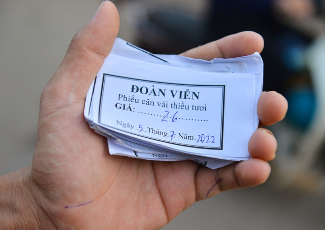 Ảnh: Người dân Bắc Giang "cõng" hàng tạ vải thiều đi bán từ 5h sáng khiến đường phố đỏ rực, tắc dài - Ảnh 4.
