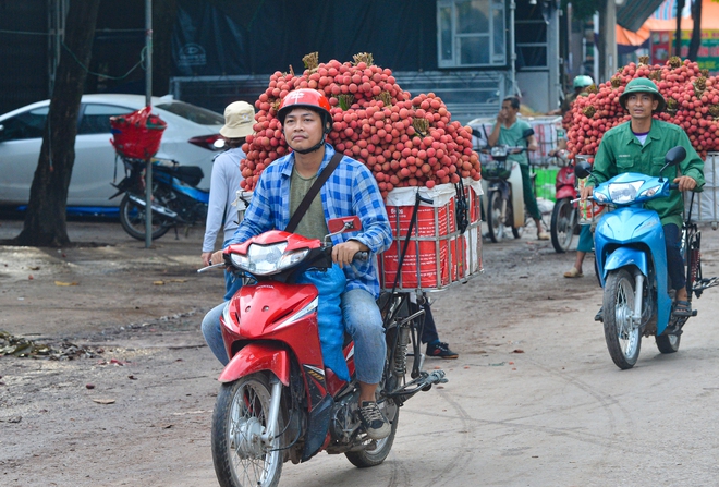 Ảnh: Người dân Bắc Giang "cõng" hàng tạ vải thiều đi bán từ 5h sáng khiến đường phố đỏ rực, tắc dài - Ảnh 7.