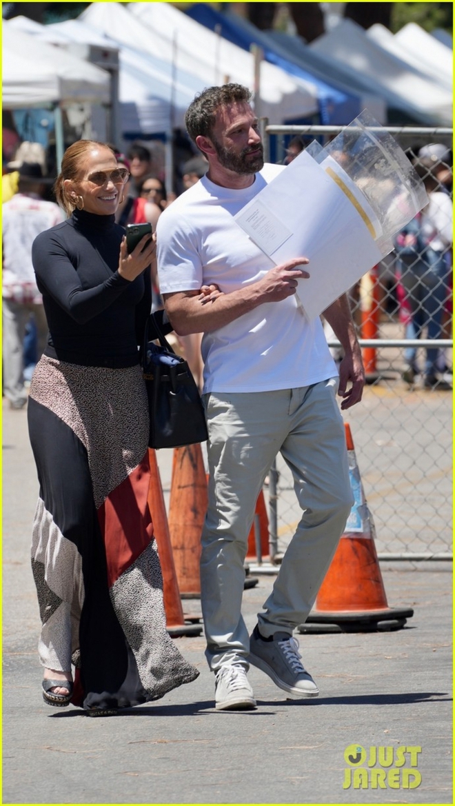 Jennifer Lopez và bạn trai nắm tay tình cảm đi mua sắm - Ảnh 6.