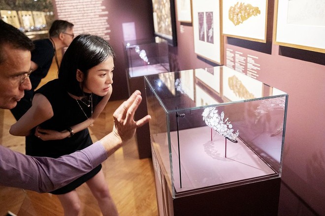 Song Hye Kyo lộ diện với nhan sắc dừ trông thấy, thân hình gầy đáng báo động ở triển lãm cao cấp chỉ sau 3 ngày đại náo Paris - Ảnh 5.