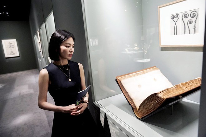 Song Hye Kyo lộ diện với nhan sắc dừ trông thấy, thân hình gầy đáng báo động ở triển lãm cao cấp chỉ sau 3 ngày đại náo Paris - Ảnh 4.