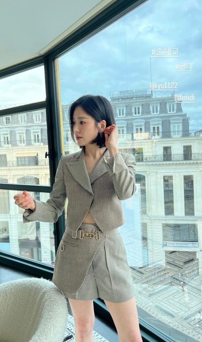 Song Hye Kyo ở show diễn Fendi: Đẹp bất chấp camera thường, cắt tóc ngắn siêu sang nhưng vẫn khiến dân tình xót xa bởi 1 chi tiết - Ảnh 1.