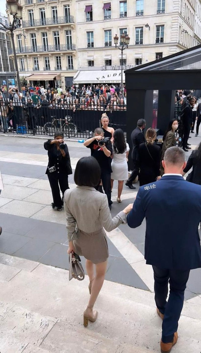 Song Hye Kyo ở show diễn Fendi: Đẹp bất chấp camera thường, cắt tóc ngắn siêu sang nhưng vẫn khiến dân tình xót xa bởi 1 chi tiết - Ảnh 8.