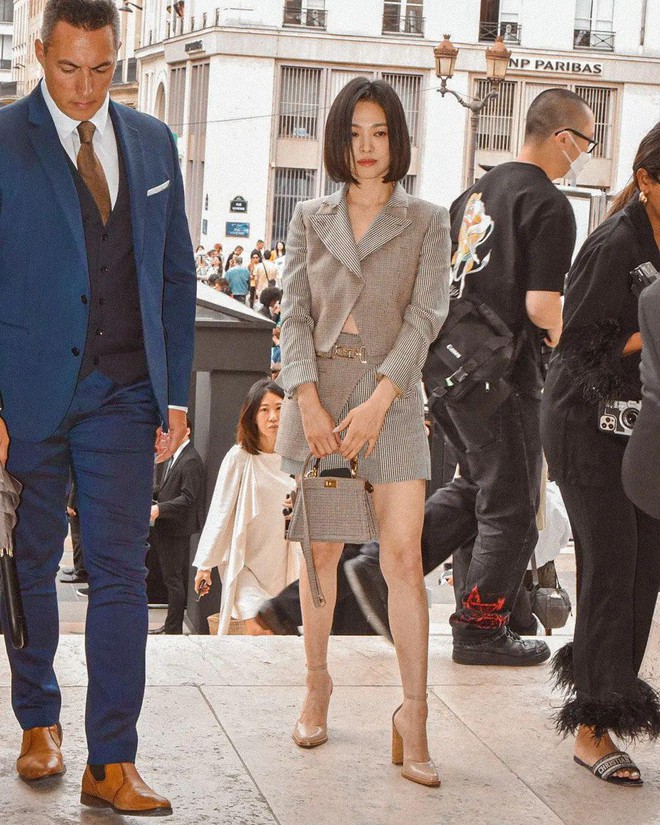 Song Hye Kyo ở show diễn Fendi: Đẹp bất chấp camera thường, cắt tóc ngắn siêu sang nhưng vẫn khiến dân tình xót xa bởi 1 chi tiết - Ảnh 2.