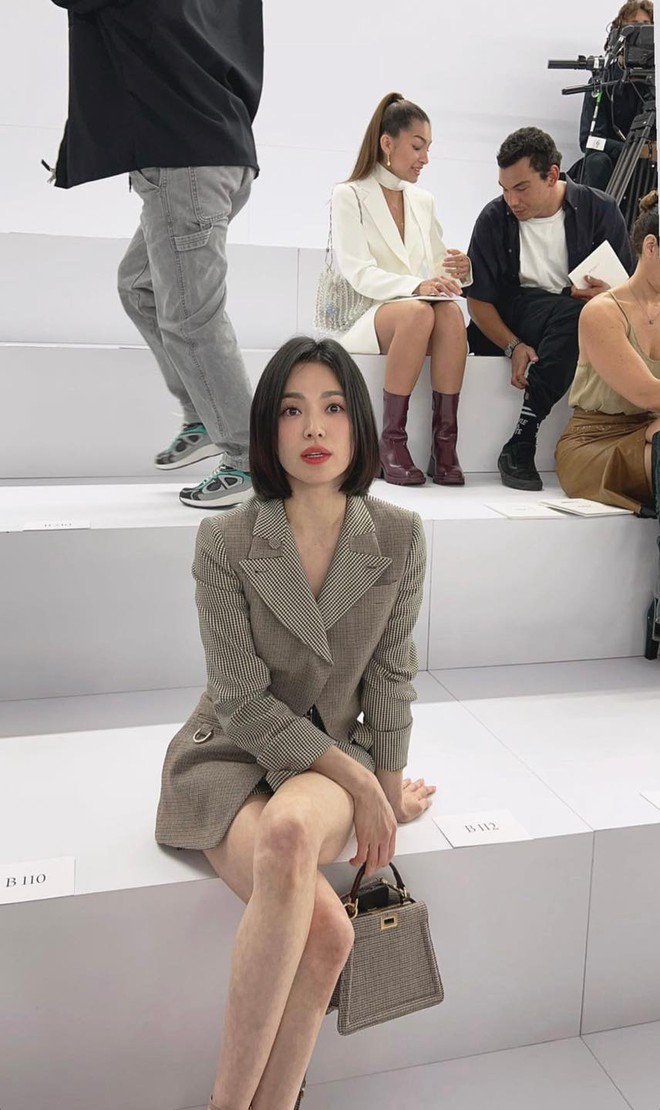 Song Hye Kyo ở show diễn Fendi: Đẹp bất chấp camera thường, cắt tóc ngắn siêu sang nhưng vẫn khiến dân tình xót xa bởi 1 chi tiết - Ảnh 7.