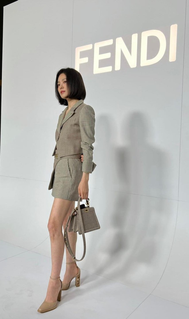 Song Hye Kyo ở show diễn Fendi: Đẹp bất chấp camera thường, cắt tóc ngắn siêu sang nhưng vẫn khiến dân tình xót xa bởi 1 chi tiết - Ảnh 7.
