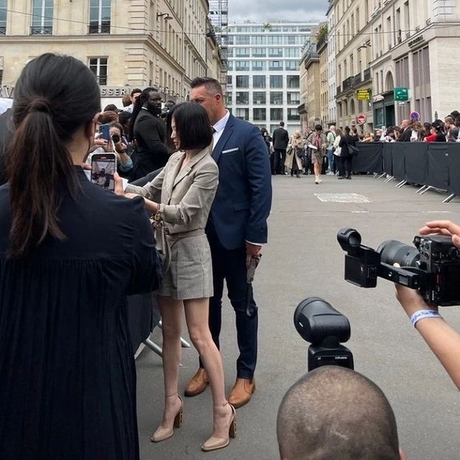 Song Hye Kyo ở show diễn Fendi: Đẹp bất chấp camera thường, cắt tóc ngắn siêu sang nhưng vẫn khiến dân tình xót xa bởi 1 chi tiết - Ảnh 8.