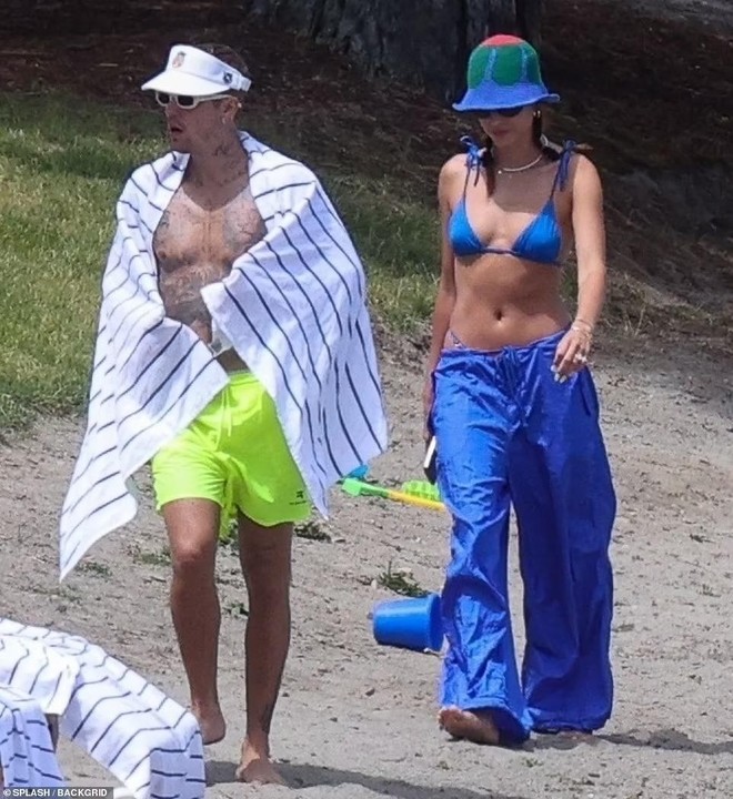 Hailey khoe dáng nuột nà với bikini, âu yếm Justin Bieber trên bãi biển - Ảnh 1.