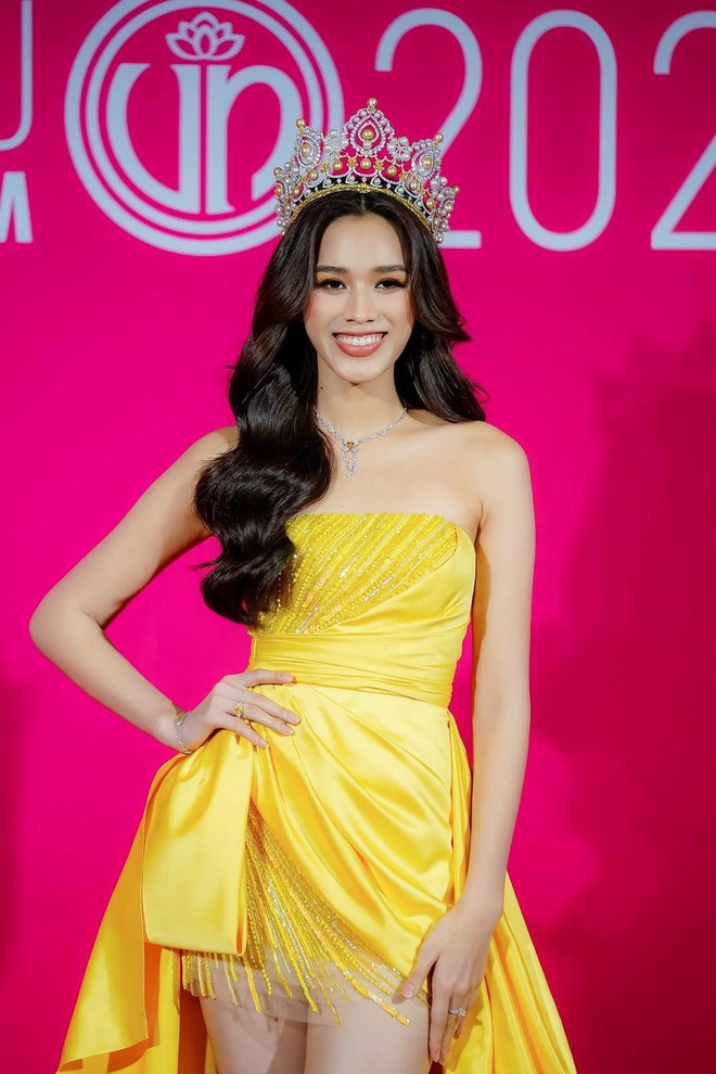 Hoa hậu Đỗ Thị H&agrave; đẹp h&uacute;t mắt với v&aacute;y m&agrave;u v&agrave;ng rực rỡ - Ảnh 3.