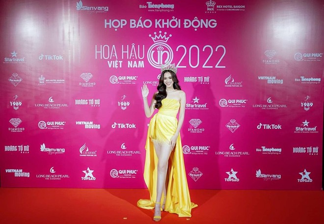 Hoa hậu Đỗ Thị H&agrave; đẹp h&uacute;t mắt với v&aacute;y m&agrave;u v&agrave;ng rực rỡ - Ảnh 5.