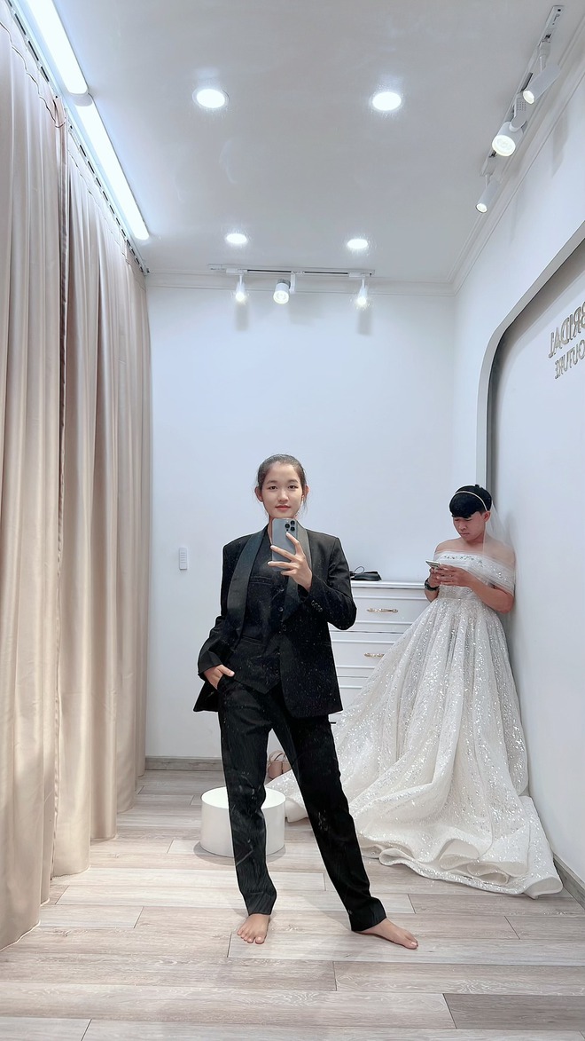 Bộ ảnh cưới hoán đổi thân phận, chồng diện váy trắng, vợ vest đen thú vị - Ảnh 2.