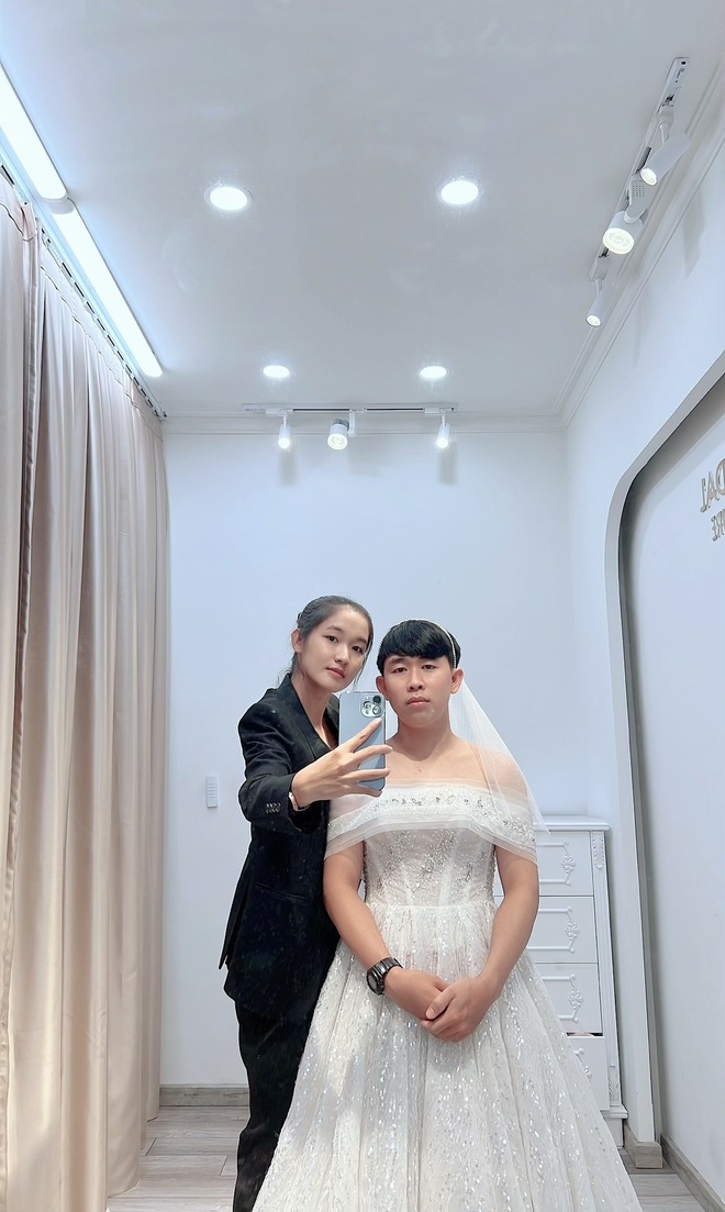 Bộ ảnh cưới hoán đổi thân phận, chồng diện váy trắng, vợ vest đen thú vị - Ảnh 5.