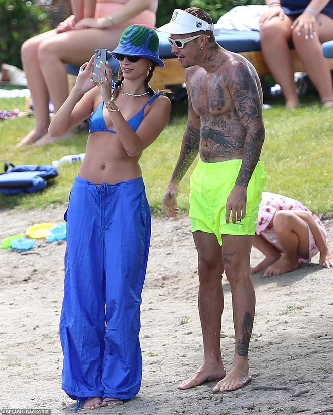 Hailey khoe dáng nuột nà với bikini, âu yếm Justin Bieber trên bãi biển - Ảnh 6.