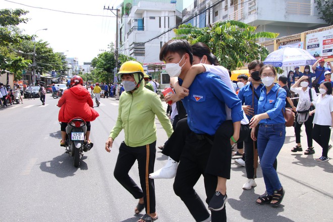 Bị tai nạn gãy chân, nữ sinh được nam tình nguyện viên cõng vào phòng thi - Ảnh 3.