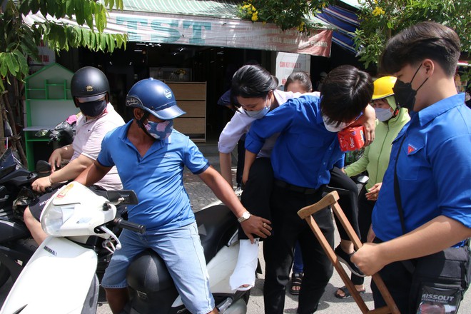 Bị tai nạn gãy chân, nữ sinh được nam tình nguyện viên cõng vào phòng thi - Ảnh 2.