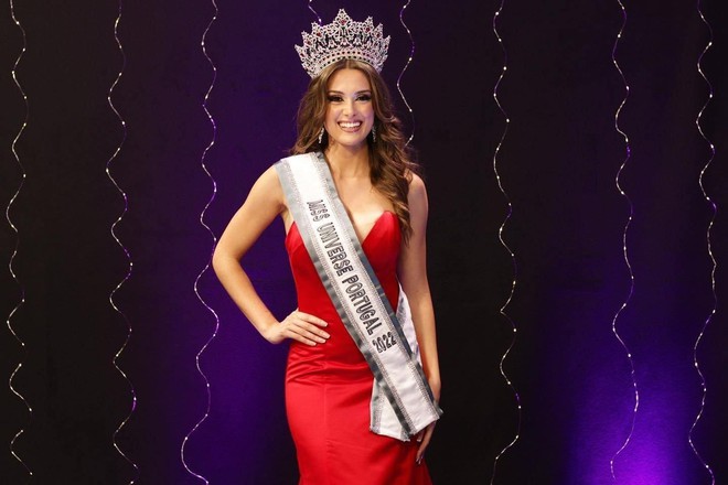 Mỹ nhân từng lọt top 4 Vẻ đẹp vượt thời gian đăng quang Hoa hậu Hoàn vũ Bồ Đào Nha - Ảnh 1.